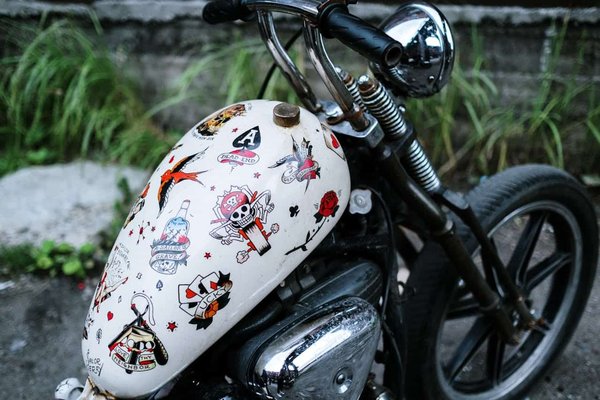 Comment installer un kit d'éclairage LED sur une moto vintage pour une meilleure visibilité nocturne ?