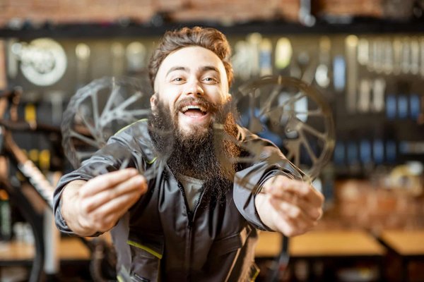 Quels sont les avantages des systèmes de freinage à disque par rapport aux systèmes de freinage à tambour ?